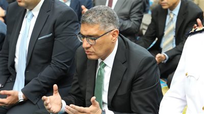 محافظ الجيزة يوجّه بسرعة صرف التعويضات لأسر ضحايا حادث سقوط مدخنة مصنع الطوب 