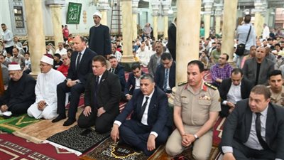 قيادات محافظة البحيرة والأمنية والشعبية يؤدون صلاة العيد بمسجد التوبة