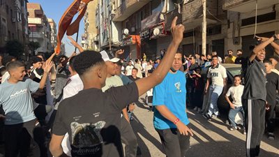 شباب نجع حمادي يحتفلون بعيد الأضحى بالرقص والألعاب النارية بعد صلاة العيد|صور