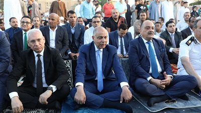 محافظ المنيا يؤدي صلاة عيد الأضحى وسط جموع المواطنين بكورنيش النيل