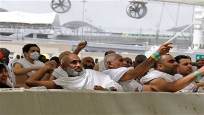 حجاج بيت الله الحرام يؤدون رمي جمرة العقبة في أول أيام عيد الأضحى 