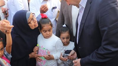 لفته طيبة.. محافظ دمياط يوزع العيدية على الأهالي في أول أيام عيد الأضحىً