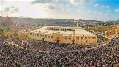 ساحة عمرو بن العاص تشهد توافدًا كثيفًا في أول أيام عيد الأضحى