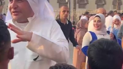 رجل عربي يوزّع العيدية على الأطفال بعد صلاة عيد الأضحى 2025 
