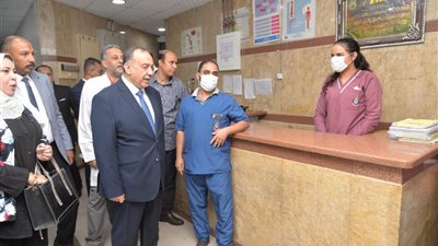 محافظ أسيوط يزور المستشفيات لتهنئة المرضى بعيد الأضحى ويوزع الهدايا العينية