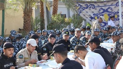 محافظ الوادي الجديد يقدم التهنئة بالعيد لمجندين الشرطة بمقر فرق الأمن |صور