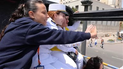 رجال الشرطة يشاركون المواطنين فرحة عيد الأضحى في الشوارع والميادين| صور وفيديو