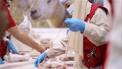 «عيدنا فرحة وتكافل».. الهلال الأحمر يوزع أضاحي العيد على الأسر الأكثر احتياجًا