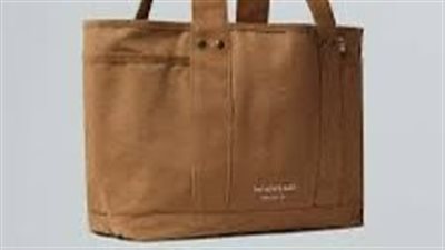 كيف أصبحت هذه الحقيبة القماش المتواضعة القطعة الأبرز في صيف 2025؟