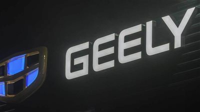 لن تنشئ مصانع جديدة.. جيلي الصينية تحذر من فائض عالمي خطير في إنتاج السيارات