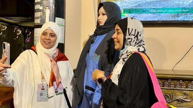 الروبوت نورا مع الحجاج