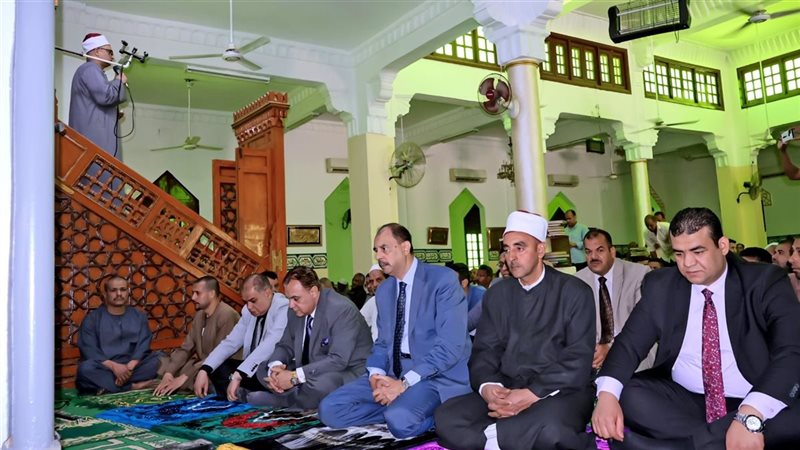 المحافظ يؤدي صلاة