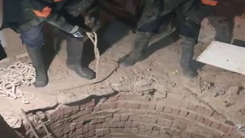 إنقاذ طفل سقط فى