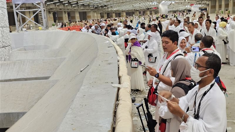الحجاج يلقون الجمرات