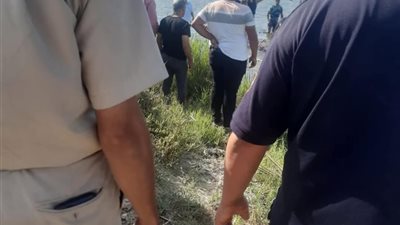انتشال جثمان غريق في القناة الملاحية في محافظة دمياط 