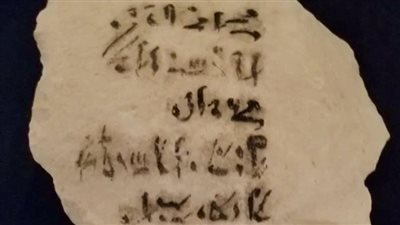 الكشف عن توابيت وأوستراكات وسور أثري ضخم خلال أعمال حفائر جديدة بالأقصر