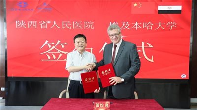 تنصيب عميد طب بنها منسقًا للعلاقات الدولية بأحد أكبر مستشفيات الصين