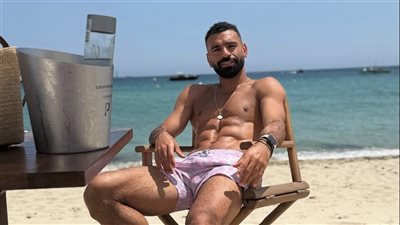 بجانبه جردل شمبانيا فرنسية..محمد صلاح يخطف الأنظار في إجازته الصيفية على البحر