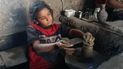 على دولاب الفخار.. 