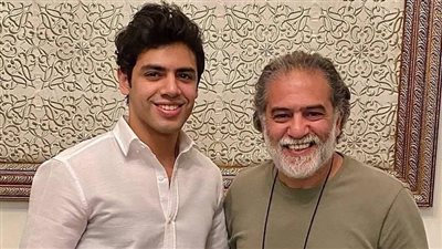 محسن محيي الدين يوضح حقيقة الصورة المتداولة مع شاب: “ليس ابني بل ممثل شاب”|خاص