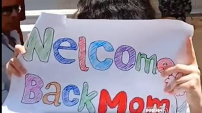  دموع المحبة فى المطار.. استقبال استثنائي لأم عائدة من الحج | صور 