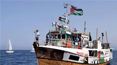 إعلام إسرائيلي: اعتقال نشطاء سفينة مادلين واحتجازهم وترحيلهم قسريا