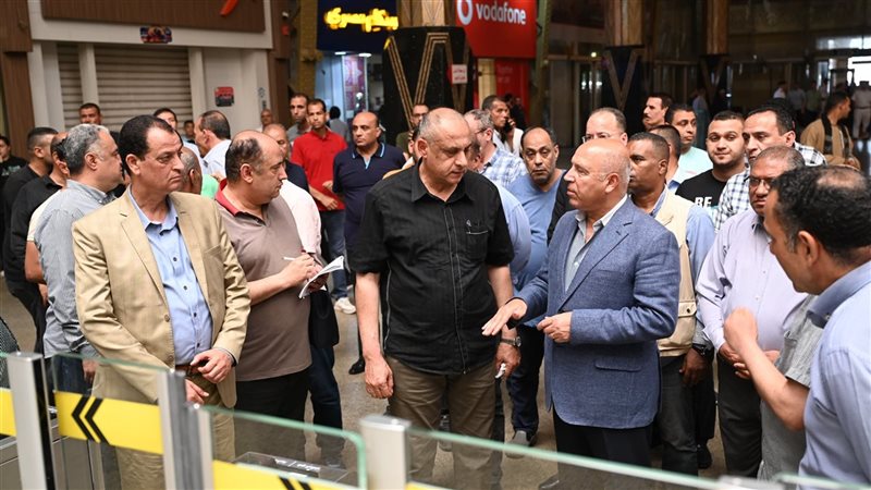 وزير النقل خلال الجولة