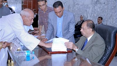 محافظ سوهاج يعقد اللقاء الجماهيري الأسبوعي للاستماع لشكاوى المواطنين