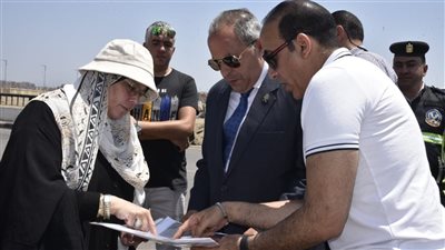 محافظ بورسعيد يناقش ميدانيا خطوات تنفيذ  مشروع إنشاء كوبرى جديد