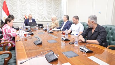 وزير العمل يبحث مع وفدِ من 