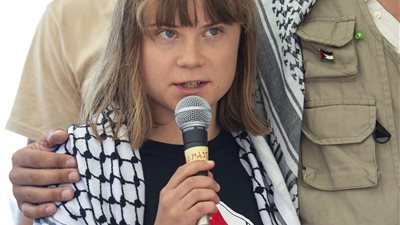 بعد ترحيلها لباريس.. جريتا ثونبرج تدعوا للإفراج عن طاقم السفينة مادلين 