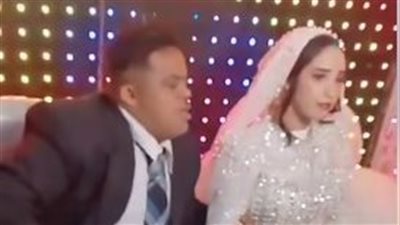 بعد بكاء العروس.. محامٍ يكشف قانونية زواجها من شاب من متلازمة داون