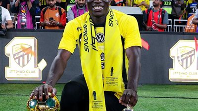 غليان في الاتحاد .. جماهير العميد تشعل تويتر بعد عرض الهلال لضم كانتي