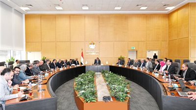 وزير الإسكان يتابع مشروعات المرافق وتوطين الصناعة بأنحاء الجمهورية.. تفاصيل 