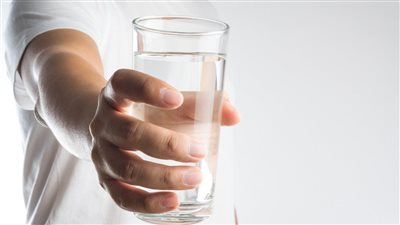 في الصيف خصوصًا.. ما الكمية المثالية لشرب الماء يوميًا؟