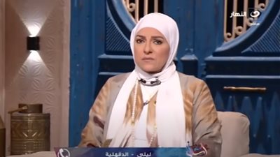 متصلة للإعلامية دعاء فاروق: جوزي بيخوني مع الشغالات في البيت وهو اللي قالي