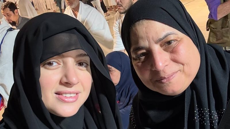 منى فاروق ووالدتها