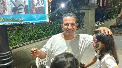 قصة كفاح من وحي الفن.. صلاح منصور خريج الأزهر يرسم البهجة على وجوه الصغار بشوا