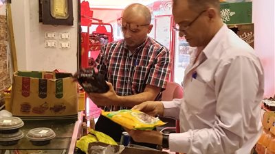 تحذير صحي لسكان المحلة.. ضبط مواد غذائية فاسدة في سوبر ماركت شهير 