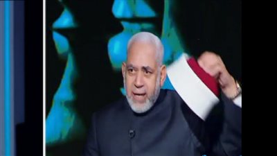 خلع عمامته على الهواء.. عالم أزهري يثير الجدل بسبب انحدار الفن | فيديو