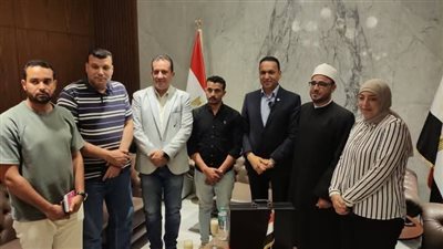 رجال أوفياء.. الدكتور السعيد كامل يفي بوعده ويمنح أسرة الشهيد خالد مليون جنيه 