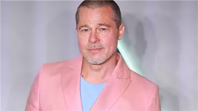 بإطلالة جريئة وتسريحة “شبه صلعاء”براد بيت يستعيد بريقه  خلال فيلم الفورمولا1