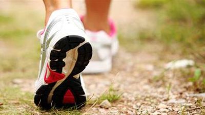 ما علاقة سرعة المشي بعمر دماغك؟ دراسة تكشف مؤشرات شيخوخة صامتة