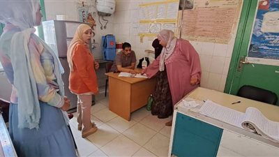 لعدم تواجدهم.. مدير إدارة بدار السلام في سوهاج يحيل أطباء وحدة صحية |صور