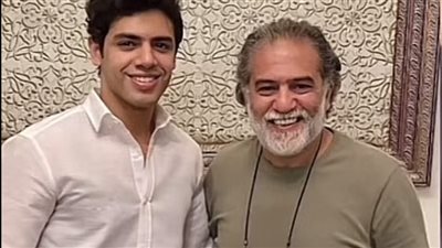 شبيه محسن محيي الدين يوضح الحقيقة: “لست ابنه واسمي ليس عمر”