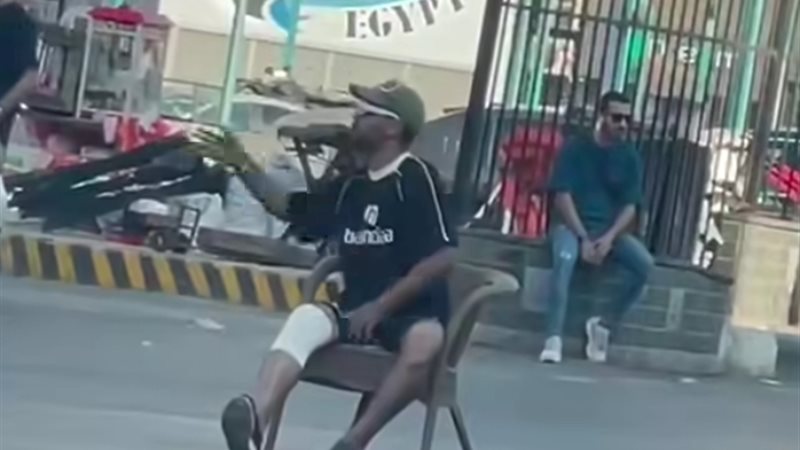 شخص يجمع أموالًا
