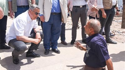 لفته إنسانية لمحافظ الإسكندرية خلال تفقد المشروعات القومية بطريق الكورنيش 