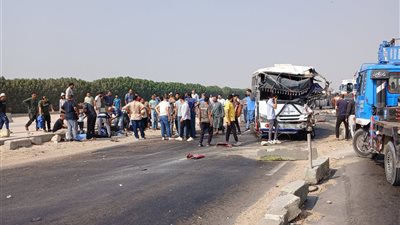 مصرع شخصين وإصابة 8 آخرين فى تصادم تريلا وأتوبيس بالطريق الإقليمى 