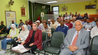 كلية التجارة بجامعة أسيوط تكرم عمالها تقديرًا لعطائهم وجهودهم المخلصة |صور