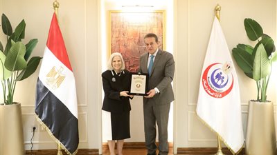 وزير الصحة يُكرم السفيرة هيفاء أبو غزالة تقديرا لجهودها المميزة